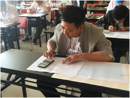 参赛选手正在认真答题